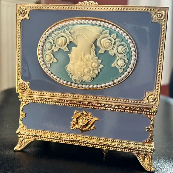 Blue Cameo Music Jewelry Box Plays ‘Wind Beneath My Wings Gold Accents Japan BMG
